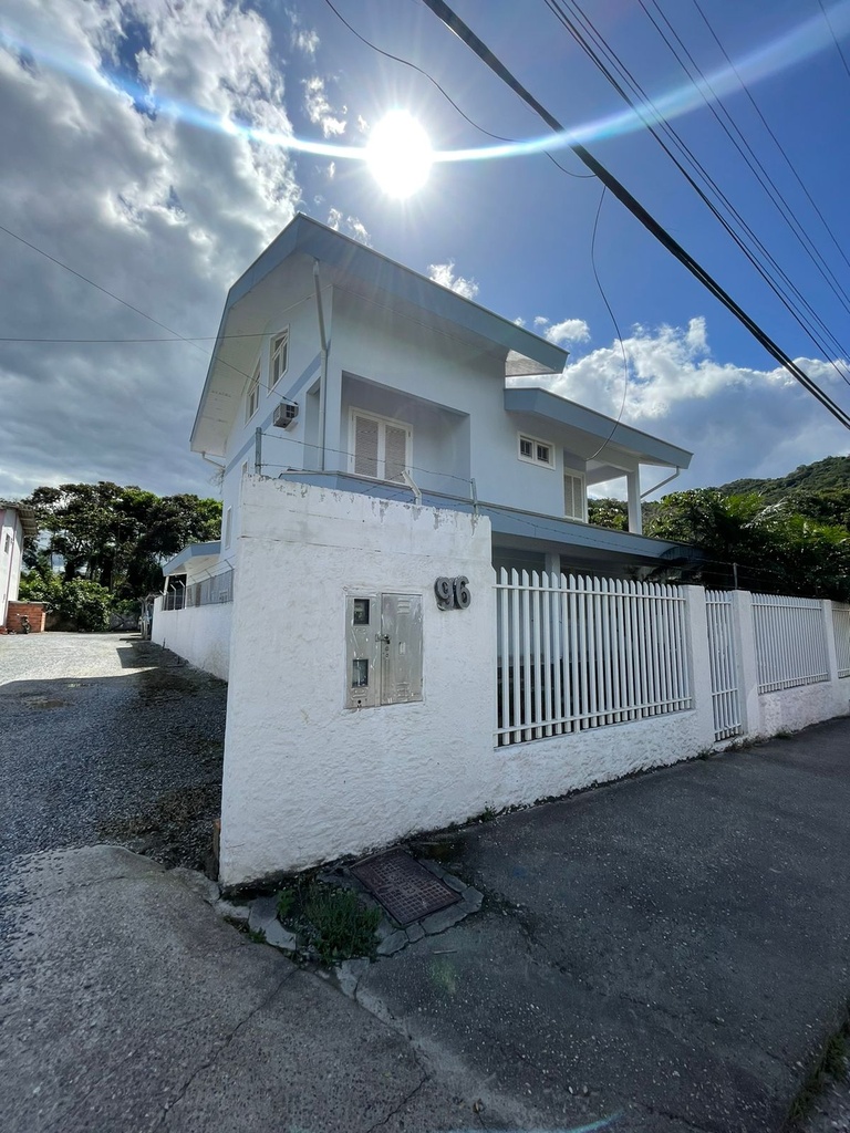 afa2d15d-9d35-485c-b89a-473654402806.jpg