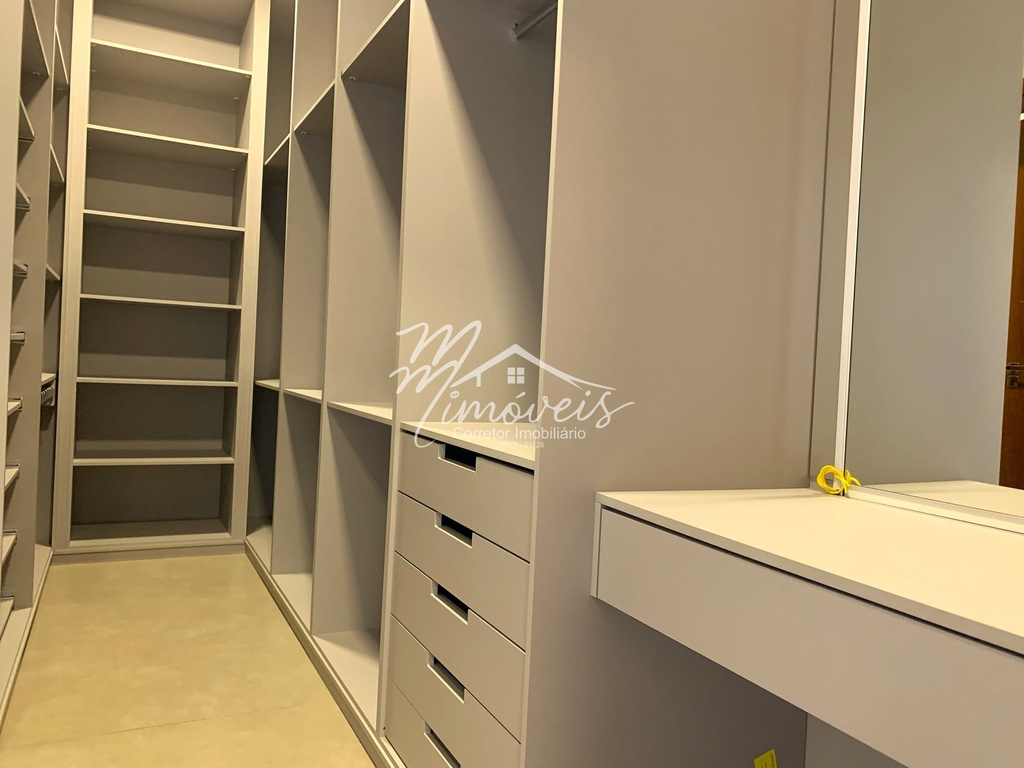 4 - CLOSET DA SUITE MASTER COM BANCADA DE MAQUIAGEM.jpg